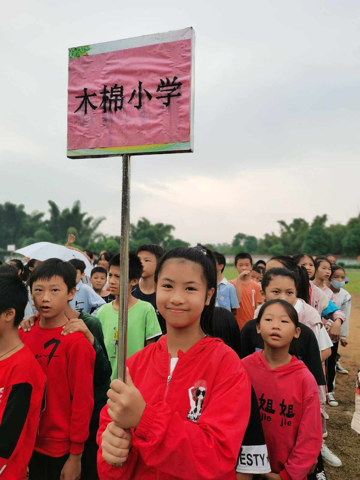 新加坡运动员奋勇争先，夺冠