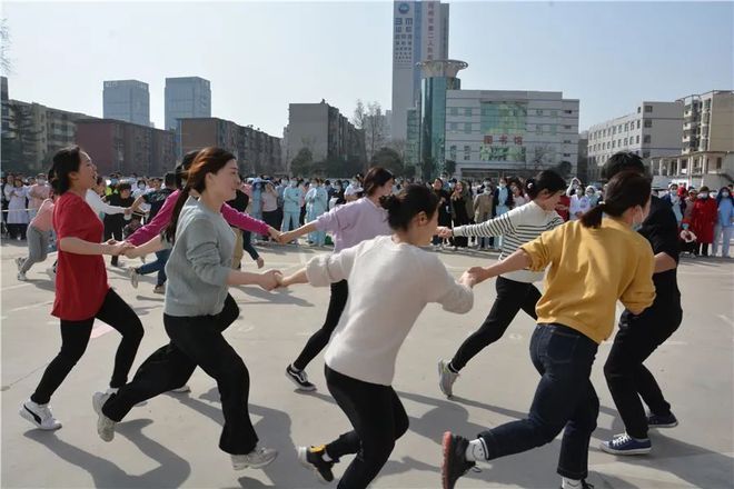 全队助攻取胜，团结一心冲向胜利