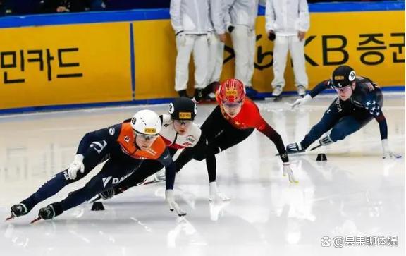 韩国队奋力争夺短道速滑冠军